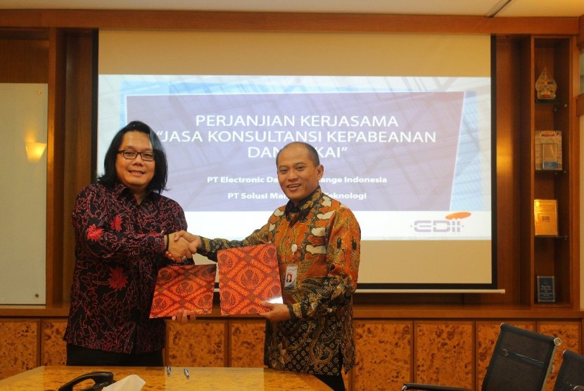 PT EDI Indonesia (EDII) dan PT Solusi Manufaktur Teknologi (SMART) menjalin kesepakatan kerjasama dalam bidang Konsultansi Kepabeanan dan Cukai yang ditandai dengan penandatanganan Perjanjian Kerja Sama oleh Direktur Utama kedua pihak, yakni E. Helmi Wantono, Direktur Utama EDII, dan Taufiq Final Bayu Gama, Presiden Direktur SMART yang dilaksanakan di Kantor Pusat EDII, Jakarta, pada Jumat (16/3).