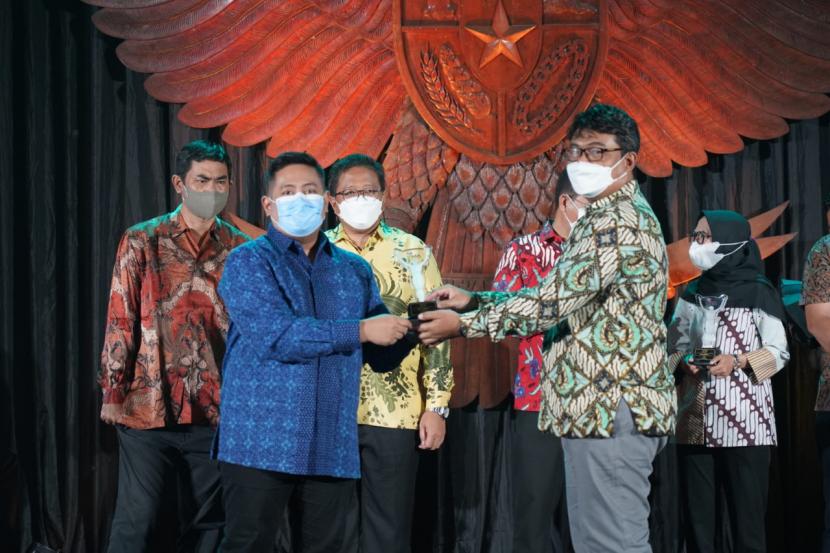 PT Elnusa Petrofin (EPN), anak usaha PT Elnusa Tbk (ELSA) berhasil memboyong 2 penghargaan sekaligus pada ajang Inhouse Magazine Awards (InMA) 2022 yang diselenggarakan oleh Serikat Perusahaan Pers (SPS) Pusat.