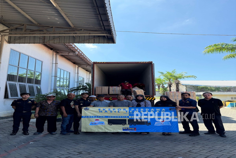 PT Empat Sekawan Mulya mengekspor perdana 1.000 karton hasil tembakau ke Zamboanga City, Filipina. Ini salah satu perusahaan yang mendapatkan pendampingan dari Bea Cukai. 