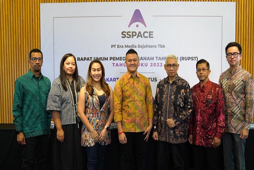  PT Era Media Sejahtera Tbk (DOOH) atau SSPACE dalam Rapat Umum Pemegang Saham Tahunan (RUPST) di Jakarta, Kamis, menyetujui untuk mengangkat Vicktor Aritonang sebagai Direktur Utama perseroan menggantikan Doni Teguh Pribadi.  Selain itu, dalam RUPST, perseroan menunjuk Rudy Chandra sebagai Direktur perseroan menggantikan Kartika Yundha.