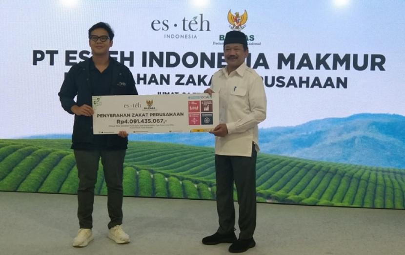  PT Esteh Indonesia Makmur menyerahkan zakat perusahaan kepada Badan Amil Zakat Nasional (Baznas) di kantor Baznas RI pada Jumat (24/2/2023). Perusahaan yang bergerak dalam industri food & beverages ini menyumbang dana zakat perusahaan sebesar Rp 4.091.435.067.
