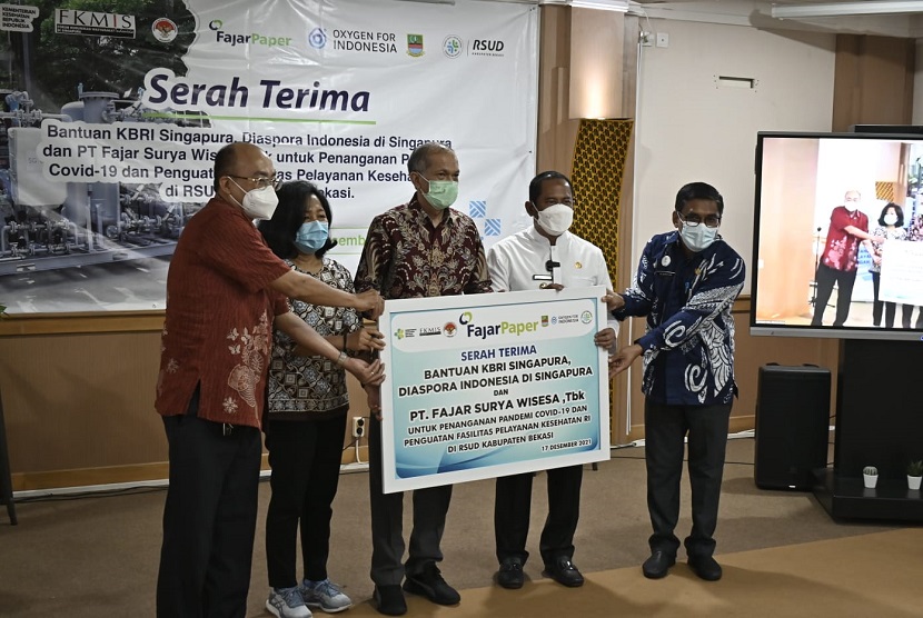  PT Fajar Surya Wisesa Tbk (FajarPaper), produsen kertas kemasan terkemuka di Indonesia, serahkan donasi berupa 12 unit Oxygen Generator dan 12 Kompresor untuk pengisian tabung oksigen senilai Rp 11.276.560.000 untuk 12 rumah sakit di Indonesia.