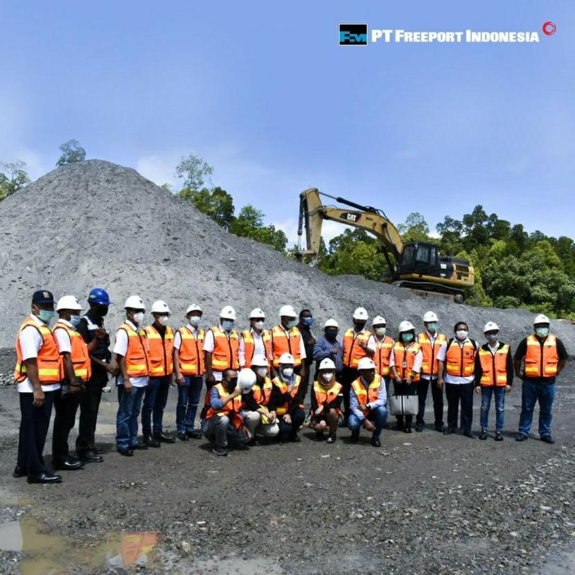 PT Freeport Indonesia mengirim 4.000 ton materi tailing ke Kabupaten Merauke, Papua yang akan digunakan untuk pembangunan infastruktur jalan dan fasilitas umum lainnya.