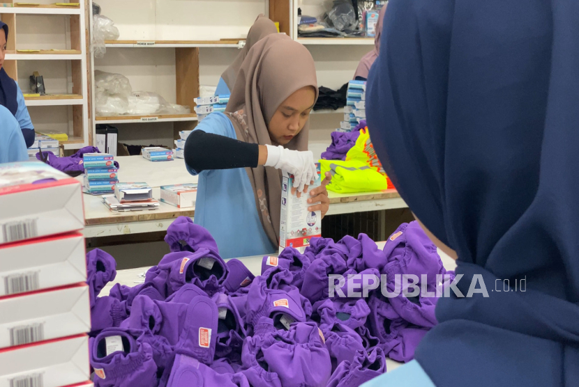 PT Gagaclo, perusahaan penanaman modal asing (PMA) asal Taiwan yang beroperasi di Kecamatan Ngaliyan, Kota Semarang mengekspor diaper anjing ke Eropa.