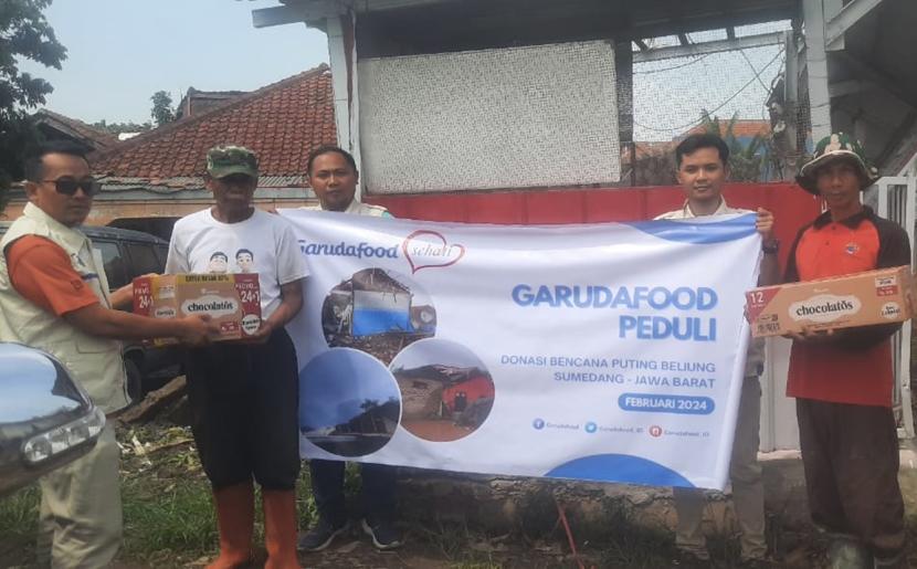PT Garudafood memberikan bantuan kepada korban angin puting beliung Sumedang.