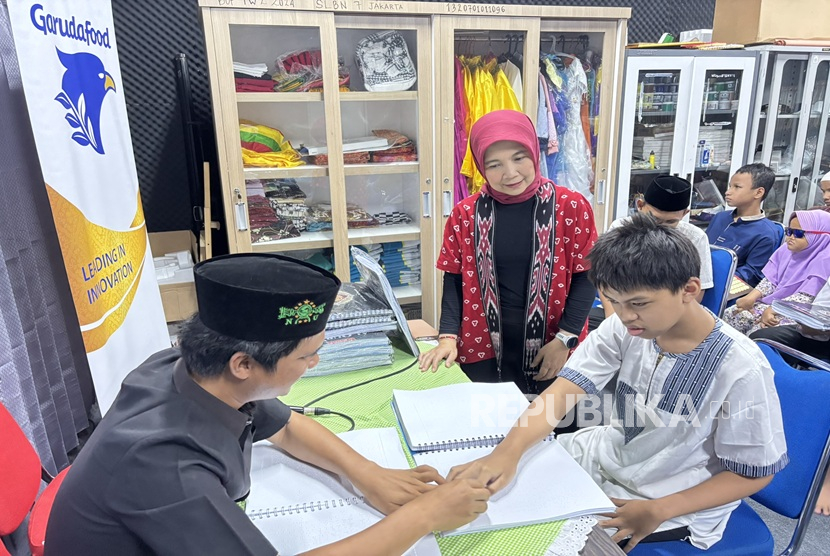 PT Garudafood Putra Putri Jaya Tbk (Garudafood) bermitra dengan Sekolah Relawan menyalurkan 20 Alquran braille untuk pelajar disabilitas netra (distra) di Jakarta dan Sukabumi. Wakaf Al-Quran braille ini merupakan hasil dari partisipasi karyawan yang difasilitasi oleh Perusahaan.