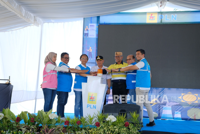 PT Gorontalo Sejahtera Mining (GSM), anak usaha dari PT Merdeka Gold Resources (MGR) yang terlibat dalam proyek Emas Pani baru saja memperoleh pasokan listrik jumbo sebesar 30.000.000 volt ampere (VA) dari PT PLN (Persero) untuk mendukung operasional pertambangannya. 