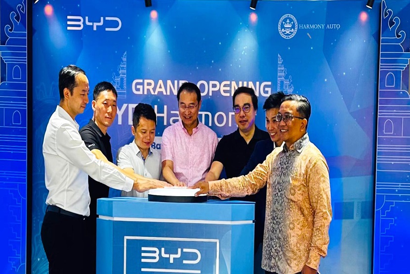 PT. Harmoni Makmur Indonesia melalui Harmony Auto Group secara resmi memperluas jangkauan bisnisnya ke Pulau Dewata dengan membuka dealer BYD pertamanya di Bali, Senin (2/9/2024). Dealer terbaru ini terletak di kawasan strategis By Pass Ngurah Rai, Denpasar.