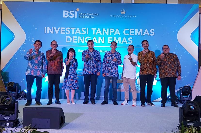 PT Hartadinata Abadi Tbk (IDX: HRTA), menjalin kerja sama dengan PT Bank Syariah Indonesia Tbk (BSI). HRTA menjadi salah satu penyedia emas batangan untuk BSI.
