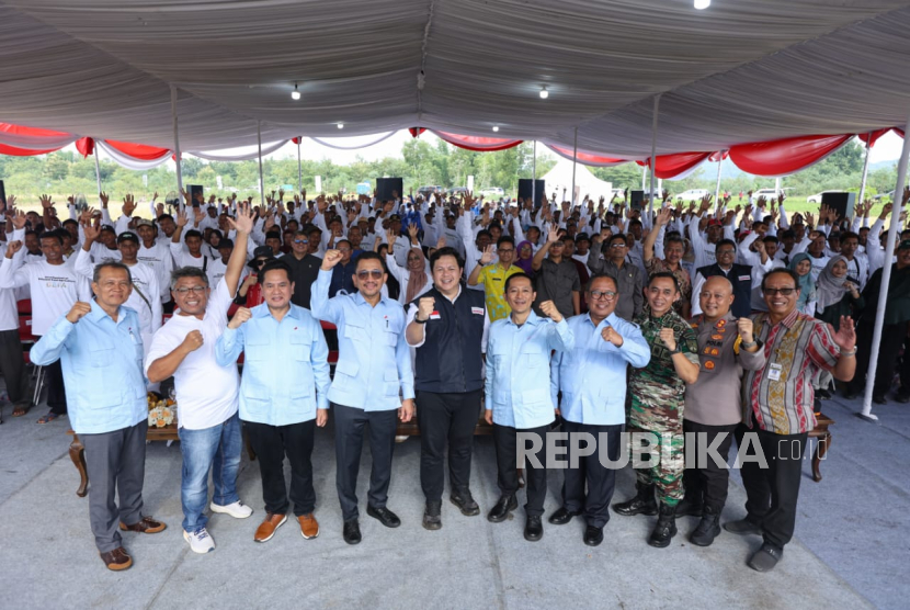 PT HM Sampoerna Tbk (Sampoerna) bekerja sama dengan Gerakan Solidaritas Nasional (GSN) dan Yayasan Stapa Center melaksanakan program untuk memperkuat ketahanan pangan Indonesia. Melalui Payung Program Keberlanjutan Sampoerna untuk Indonesia, hal ini dilakukan melalui modernisasi alat panen sebagai bentuk komitmen dalam mendukung kemajuan ekonomi nasional melalui sektor pertanian pangan di Wonogiri, Jawa Tengah, Jumat (28/2/2025).