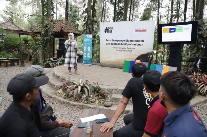 PT HM Sampoerna Tbk (Sampoerna), bekerja sama dengan Yayasan Cempaka Education Center, mengelar pelatihan pengelolaan sampah dan bantuan bibit pohon buah di Hutan Cempaka, Pasuruan, Senin (18/9/2023).