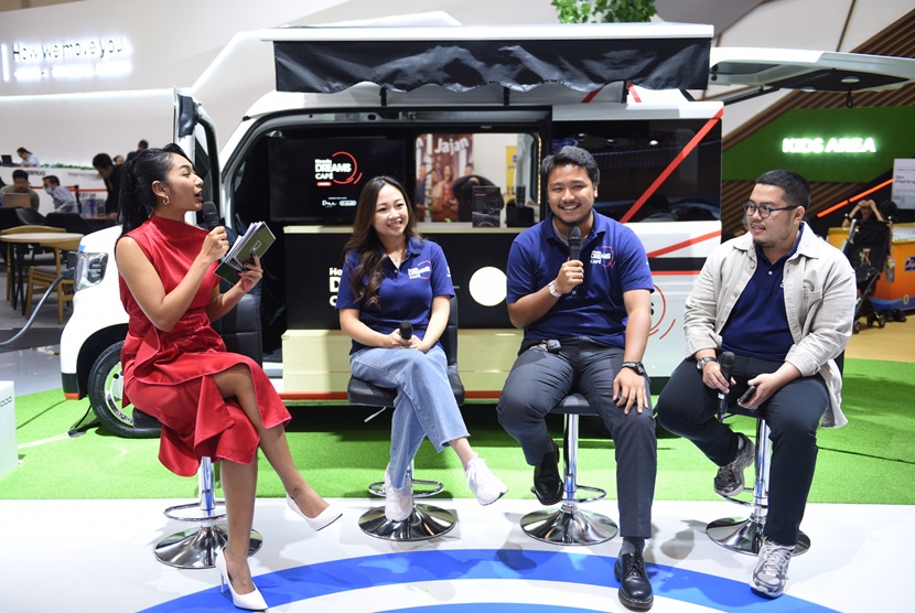  PT Honda Prospect Motor (HPM) kembali menampilkan inovasi terbaru di Gaikindo International Auto Show (GIIAS) 2024 dengan memperkenalkan mobile café elektrik pertama Honda di dunia. Hadir dalam konferensi pers, PR & Event Department Head PT HPM, Yessy Anastasia (kedua kiri), dalam peluncuran tersebut