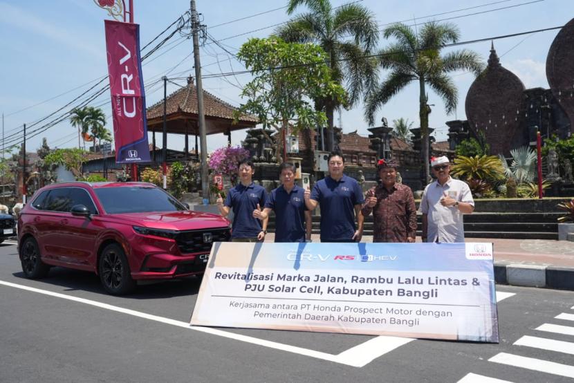 PT Honda Prospect Motor Kotaro Shimizu menyerahkan bantuan revitalisasi rambu lalu lintas dan marka jalan Kabupaten Bangli, Bali, Selasa (17/10/2023).