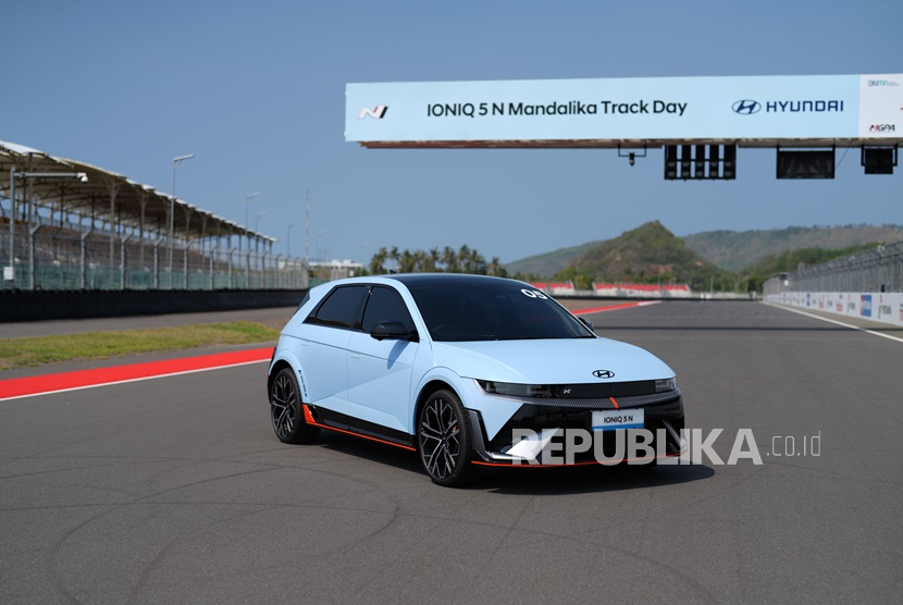 PT Hyundai Motors Indonesia (HMID) resmi menyelenggarakan IONIQ 5 N Track Day untuk pertama kalinya di Indonesia, tepatnya di Sirkuit Internasional Mandalika, Lombok, Nusa Tenggara Barat, pada 11-17 November 2024. IONIQ 5 N Track Day di Sirkuit Mandalika menjadi bentuk apresiasi kepada para jurnalis nasional serta regional Asia Pasifik atas respons positif untuk IONIQ 5 N.