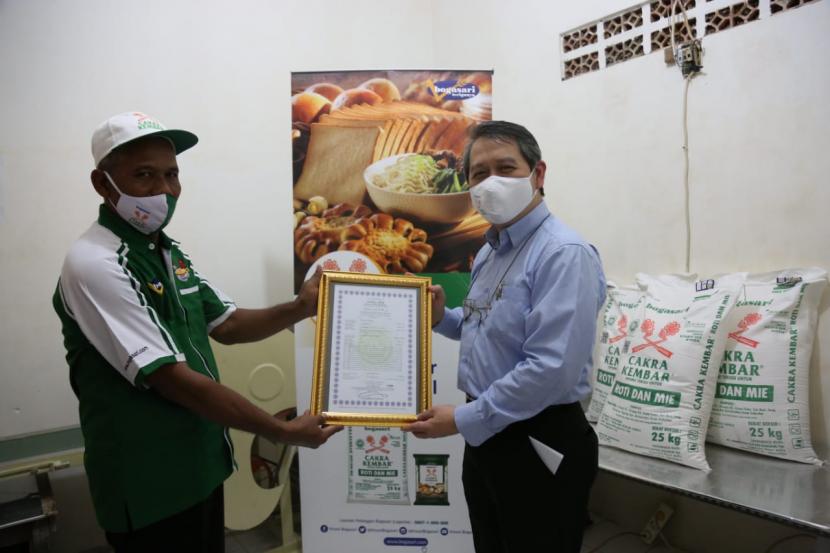 PT Indofood Sukses Makmur Tbk Divisi Bogasari menyerahkan sertifikat halal LPPOM MUI pada perwakilan dari 70 UKM dalam program pendampingan sertifikasi halal
