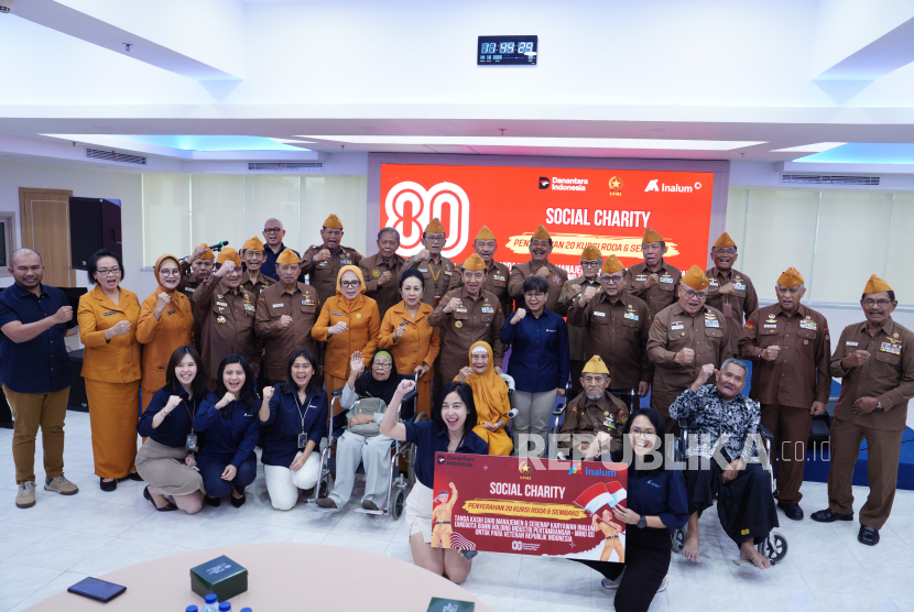 PT Indonesia Asahan Aluminium (Inalum) menyerahkan bantuan kursi roda dan sembako kepada Legiun Veteran Republik Indonesia (LVRI).