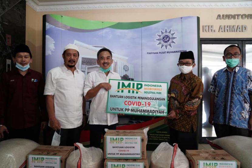 PT Indonesia Morowali Industrial Park (IMIP) di Kabupaten Morowali,  Sulawesi Tengah menggandeng Muhammadiyah memberikan bantuan bahan makanan kepada masyarakat kurang mampu.