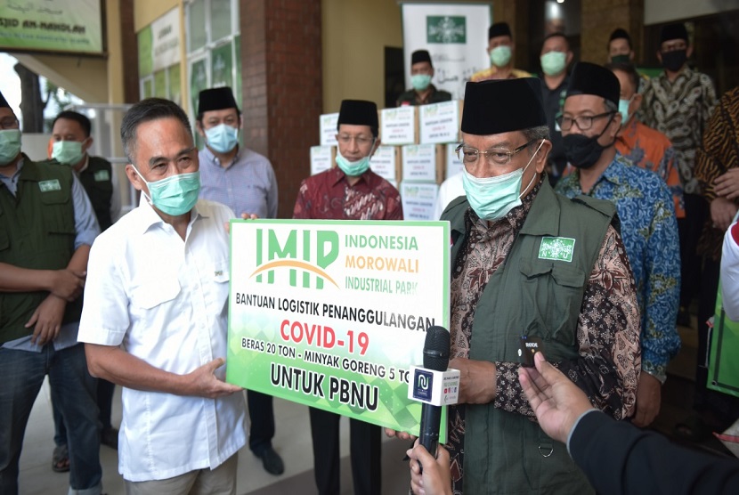PT Indonesia Morowali Industrial Park ( IMIP) membagikan 20 ribu kilogram beras dan 5.000 kiloliter minyak goreng untuk dibagikan ke warga kurang mampu melalui Pengurus Besar Nahdlatul Ulama (PB NU) di Jakarta, Rabu (22/4).