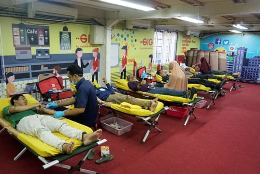 PT Indosat Mega Media (Indosat M2) menggelar kegiatan donor darah sebagai perwujudan kepedulian sosial dari perusahaan, Ahad (5/8).