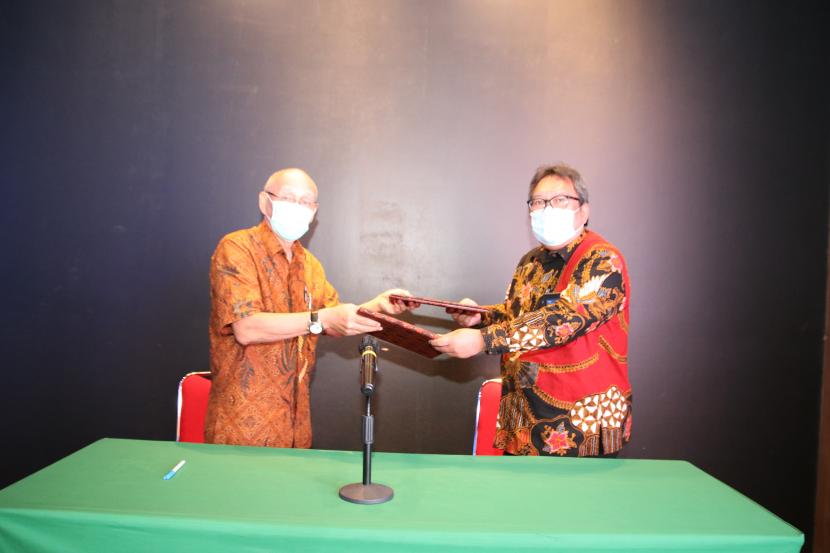 PT Indra Karya (Persero) meneken kerja sama strategis dengan Yayasan Air Adhi Eka terkait pengembangan sumber daya air, Jumat (4/12).
