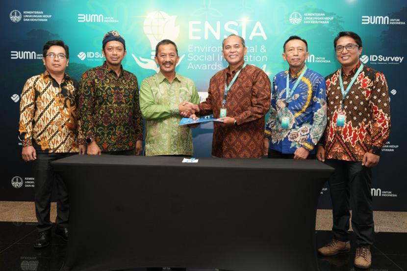 PT Indra Karya (Persero) menjalin kerja sama dengan BUMN Konsultan PT Sucofindo.  Kerja sama ini ditandai melalui penandatanganan Nota Kesepahaman atau Momerandum of Understanding (MoU) antara PT Indra Karya (Persero) dan PT Sucofindo yang dilaksanakan di Westin Nusa Dua Bali di sela-sela kegiatan Environmental & Social Innovation Award (ENSIA), pada Kamis (31/7/2024).