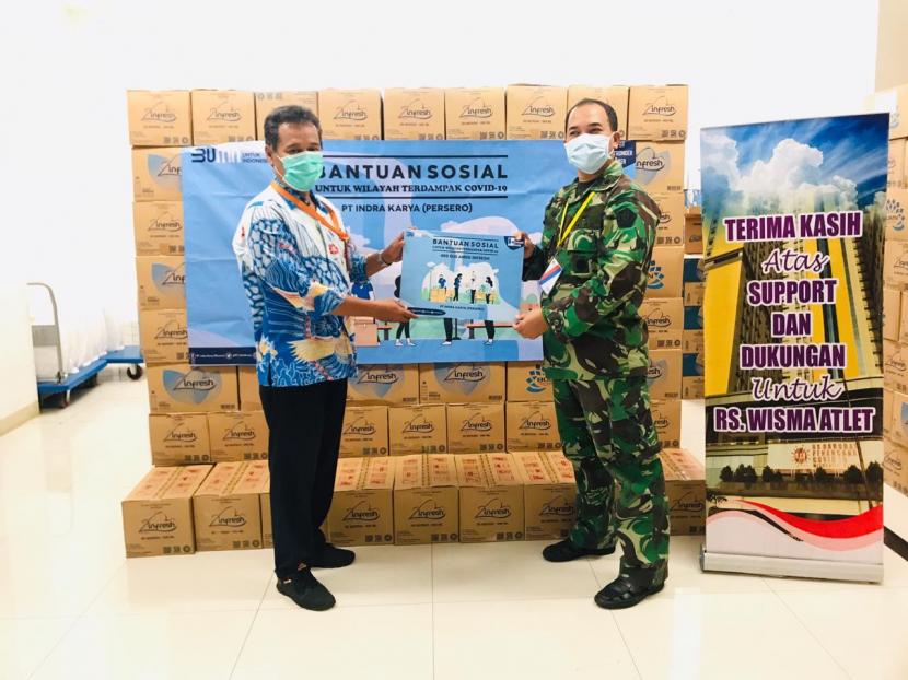 PT Indra Karya (Persero) menyerahkan 400 dus Air Minum Dalam Kemasan (AMDK) merek Infresh kepada Rumah Sakit Darurat (RSD) Wisma Atlet Kemayoran, Jakarta, Jumat (18/9).