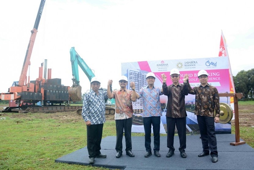 PT Jababeka Creed Residence melakukan penanaman tiang pancang pertama atau groundbreaking di lokasi proyek Kawana Golf Residence di Cikarang, Kabupaten Bekasi, Kamis (26/4).