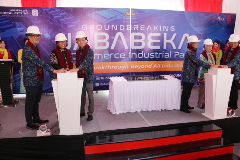 PT Jababeka Tbk melalui Kawasan Industri Jababeka di Cikarang mengincar sektor industri perdagangan elektronik atau e-commerce. Hal ini menyusul diresmikannya pengembangan baru Kawasan Industri Jababeka, yaitu Jababeka Ecommerce Industrial Park di Kawasan Industri Jababeka, Cikarang, Jawa Barat.
