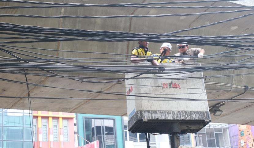 PT Jakarta Infrastruktur Propertindo (JIP) didampingi Dinas Bina Marga Provinsi DKI Jakarta, kembali mengakselerasi program Sarana Jaringan Utilitas Terpadu (SJUT) dengan melakukan pemotongan kabel udara secara permanen.