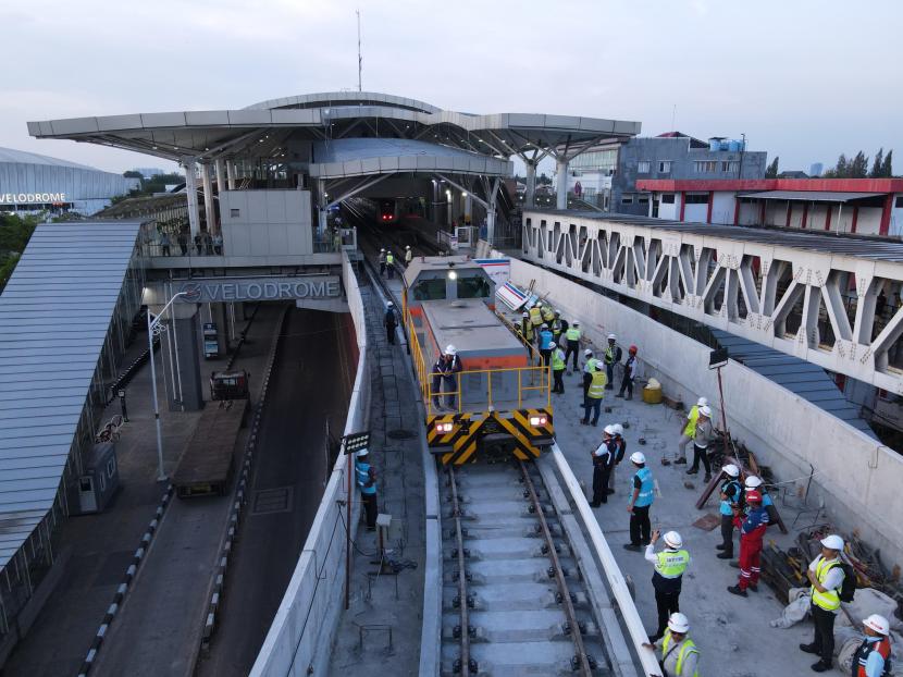 PT Jakpro telah menggelar uji coba jalur (test track) antara Stasiun Velodrome hingga Stasiun Rawamangun pada Senin (30/9/2024).