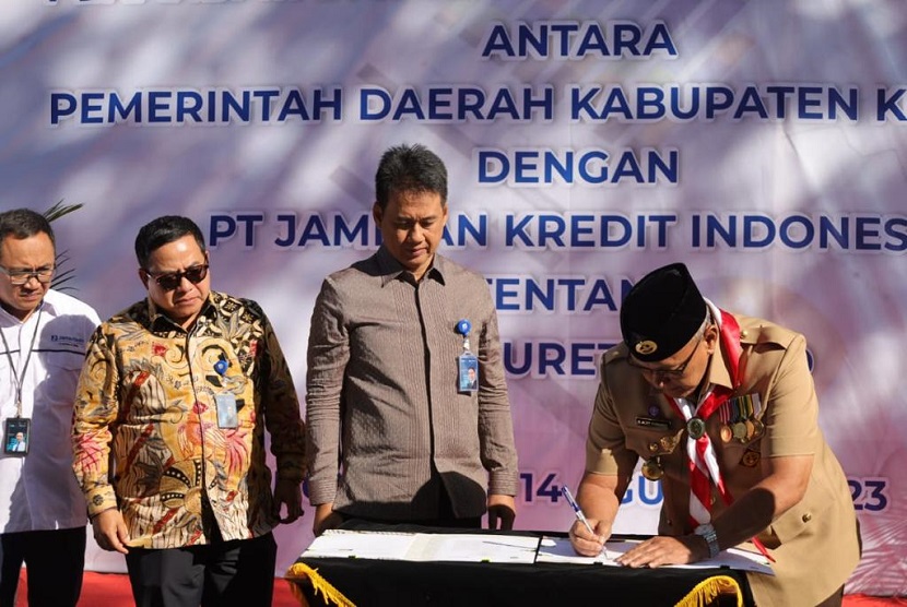 PT Jaminan Kredit Indonesia atau Jamkrindo melakukan penandatanganan nota kesepahaman (Memorandum Of Understanding/MoU) dengan Pemerintah Daerah Kabupaten Kuningan tentang Jasa Surety Bond. 