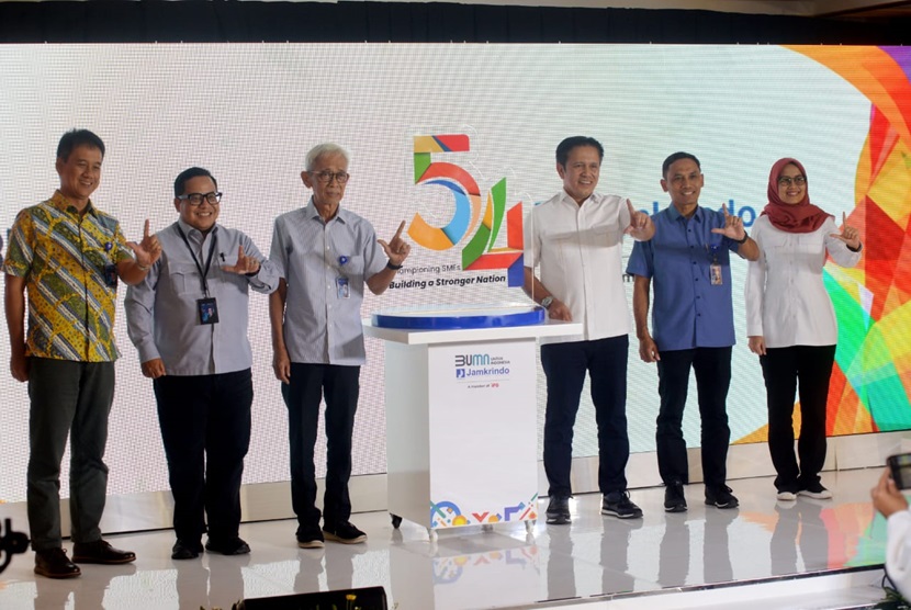 PT Jaminan Kredit Indonesia (Jamkrindo) merayakan hari ulang tahun ke-54 dengan mengadakan serangkaian kegiatan sosial yang bertujuan untuk mendukung usaha mikro, kecil, dan menengah (UMKM) serta meningkatkan kesejahteraan masyarakat. 