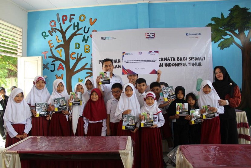 PT Jaminan Kredit Indonesia melakukan kegiatan sosial berupa pemeriksaan mata dan pembagian kacamata gratis bagi pelajar Sekolah Dasar di Wilayah Indonesia Timur.