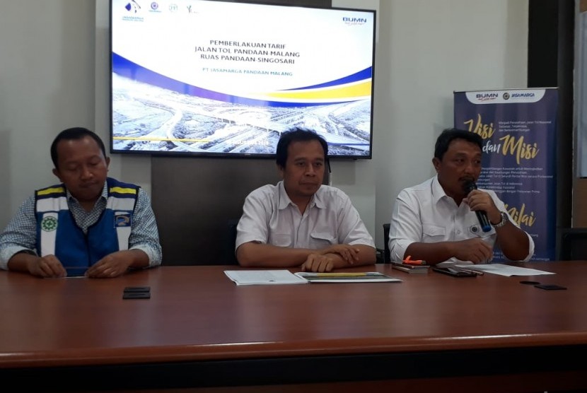 PT Jasa Marga dan Badan Pengatur Jalan Tol (BPJT) memberikan keterangan pers ihwal kenaikan tarif tol di Kantor PT Jasa Marga Pandaan-Malang, Singosari, Malang, Selasa (6/8).