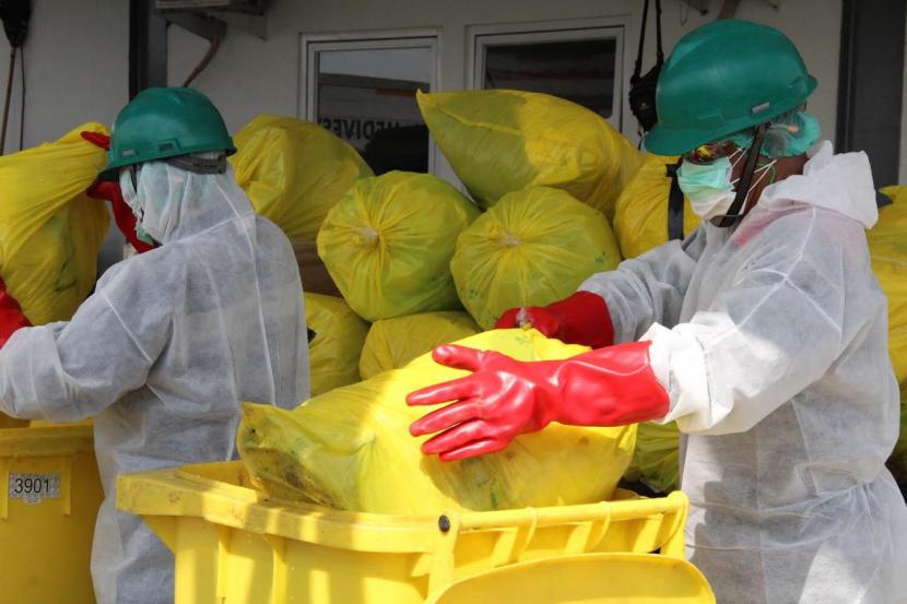 PT Jasa Medivest, anak perusahaan BUMD Jasa Sarana, membantu melayani pemusnahan limbah medis pasien Covid-19.