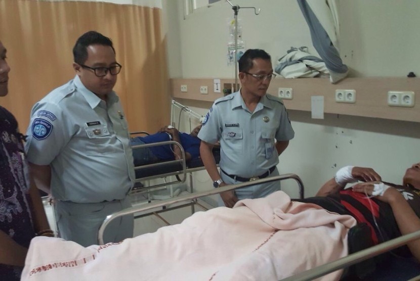 PT Jasa Raharja menjenguk korban kecelakaan maut di Kabupaten Semarang, Jawa Tengah, Selasa (30/8).