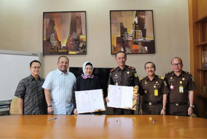 PT Jasa Sarana (JS) yang merupakan salah satu BUMD milik Pemprov Jabar, menandatangani nota kesepahaman dengan Kejaksaan Tinggi Jawa Barat, Kamis (11/10) petang. 