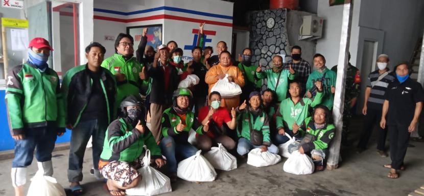 PT  Jasa Titipan Ekspres (JTE) membagikan sembako kepada karyawan dan  warga di Kemayoran, Jakarta Pusat.