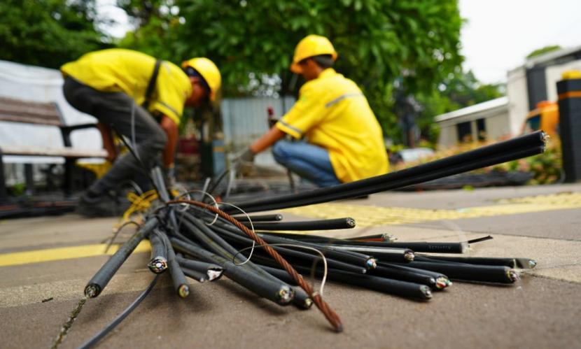 PT JIP mendampingi Dinas Bina Marga untuk secara bertahap memotong kabel udara di beberapa lokasi.