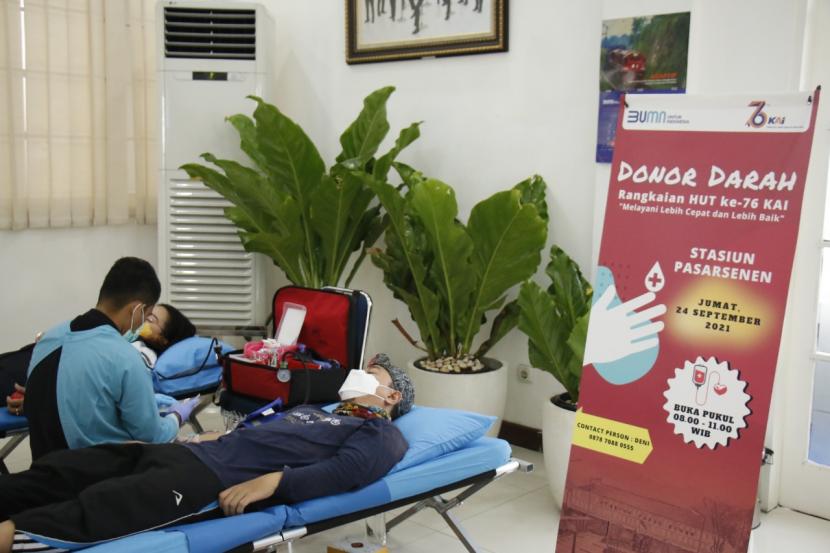 PT KAI Daop 1 Jakarta menggelar aksi donor darah di Stasiun Pasar Senen, pada Jumat (24/9). 