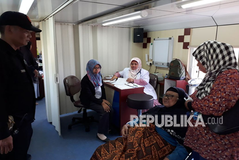 PT KAI Daop 2 Bandung, memberikan pelayanan kesehatan melalui program Rail Clinic di Stasiun Sukatani, Kabupaten Purwakarta, Rabu (11/4). Layanan kesehatan yang diberikan perusahaan BUMN ini, yakni pemeriksaan kesehatan umum, pemeriksaan mata dan gigi.