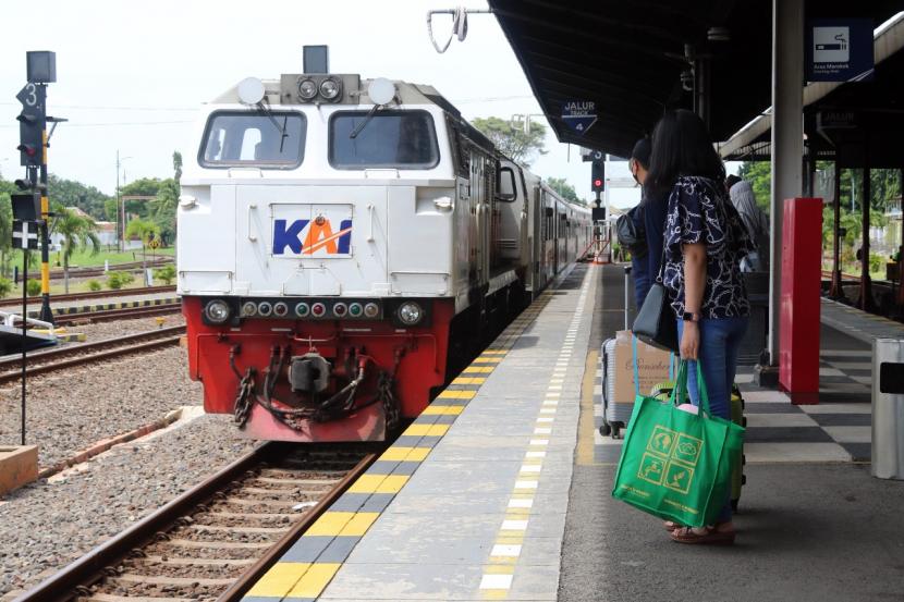 Kereta di stasiun wilayah kerja PT KAI Daerah Operasi (Daop) 3 Cirebon. 