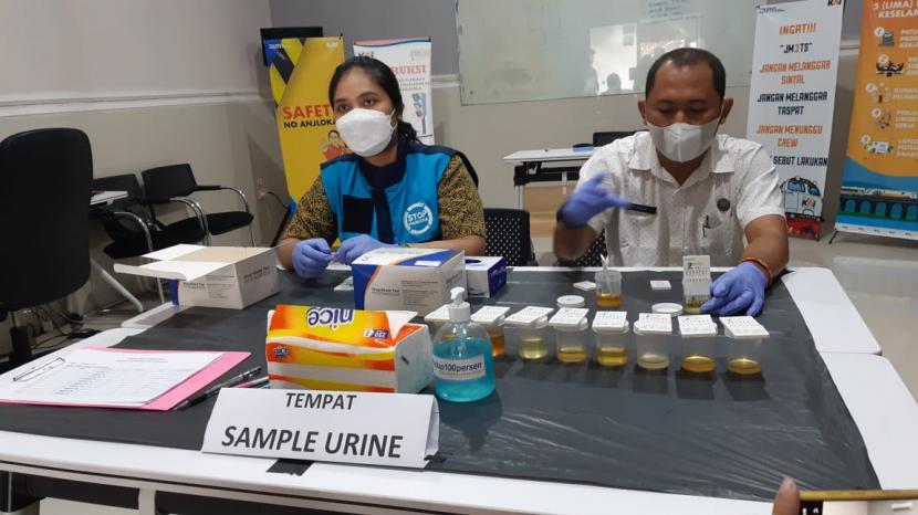 PT KAI Daop 6 Yogyakarta menyelenggarakan pemeriksaan narkoba secara acak kepada para pekerja kereta api (KA) di Stasiun Solobalapan, Rabu (2/2). 