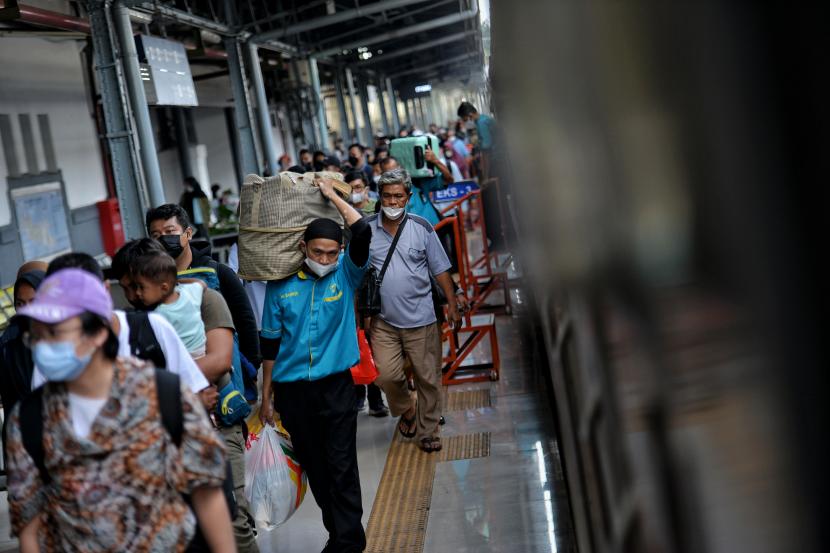 PT KAI masih menerapkan syarat vaksin booster bagi penumpang KA jarak jauh.