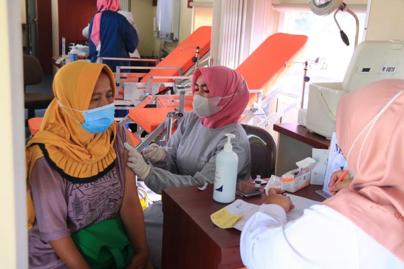 PT KAI melaksanakan vaksinasi di atas gerbong kereta kepada masyarakat di sekitar Stasiun Pasirjengkol, Kabupaten Garut, Rabu (15/12). 