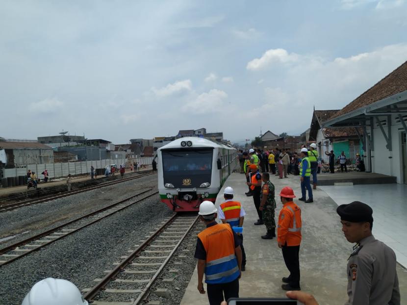 PT KAI melakukan peninjauan ke Stasiun Garut, Jumat (31/1). Peninjauan menggunakan kereta inspeksi itu langsung dipimpin oleh Dirut PT KAI Edi Sukmoro. 