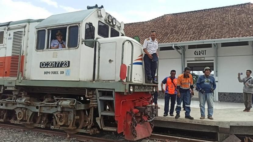 PT KAI melakukan uji coba lokomotif di Stasiun Garut, Kamis (23/1). Untuk pertama kalinya, sejak jalur kereta Cibatu Garut ditutup pada 1983, lokomotif kembali masuk ke stasiun itu