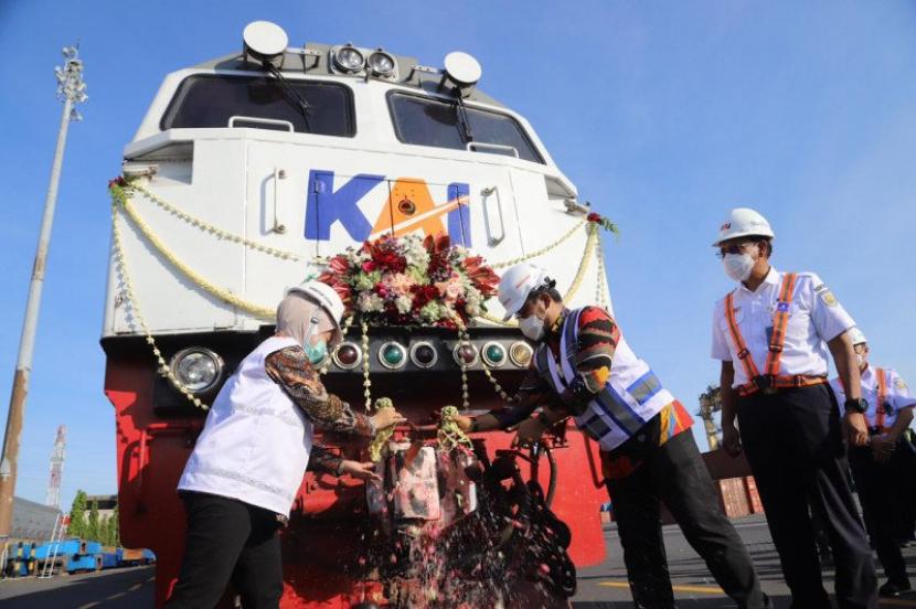 PT KAI mengoperasikan kereta logistik di Terminal Petikemas Surabaya (TPS).