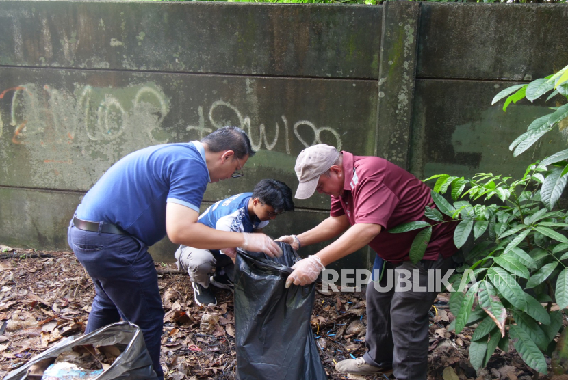 PT Karabha Digdaya menyelenggarakan aksi bersih-bersih lingkungan bertajuk Menuju Lingkungan Bersih dan Sehat: Kolaborasi untuk Bumi Kita. Kegiatan ini dilakukan bersama Koramil Tapos dan aparat pemerintahan Kecamatan Tapos dengan melibatkan karyawan, aparat, serta masyarakat sekitar.