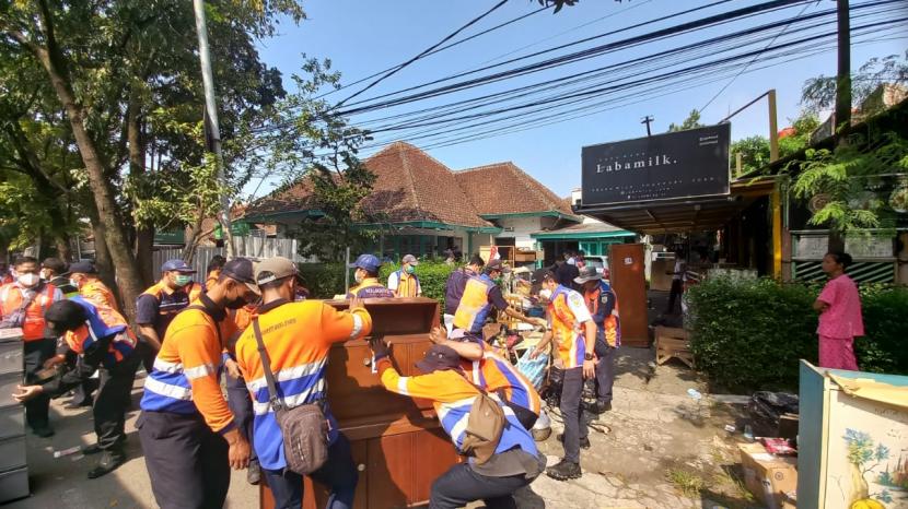 PT Kereta Api Indonesia (KAI) Daop 2 melakukan penertiban terhadap 7 rumah yang masih ditempati warga dan berada di Jalan Laswi, Kota Bandung, Rabu (20/7/2022). 